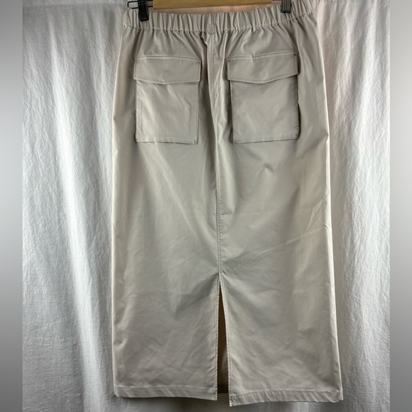 Aritzia The Group Babaton Light Beige
Emerson Skirt 6 - Picture 5 of 11